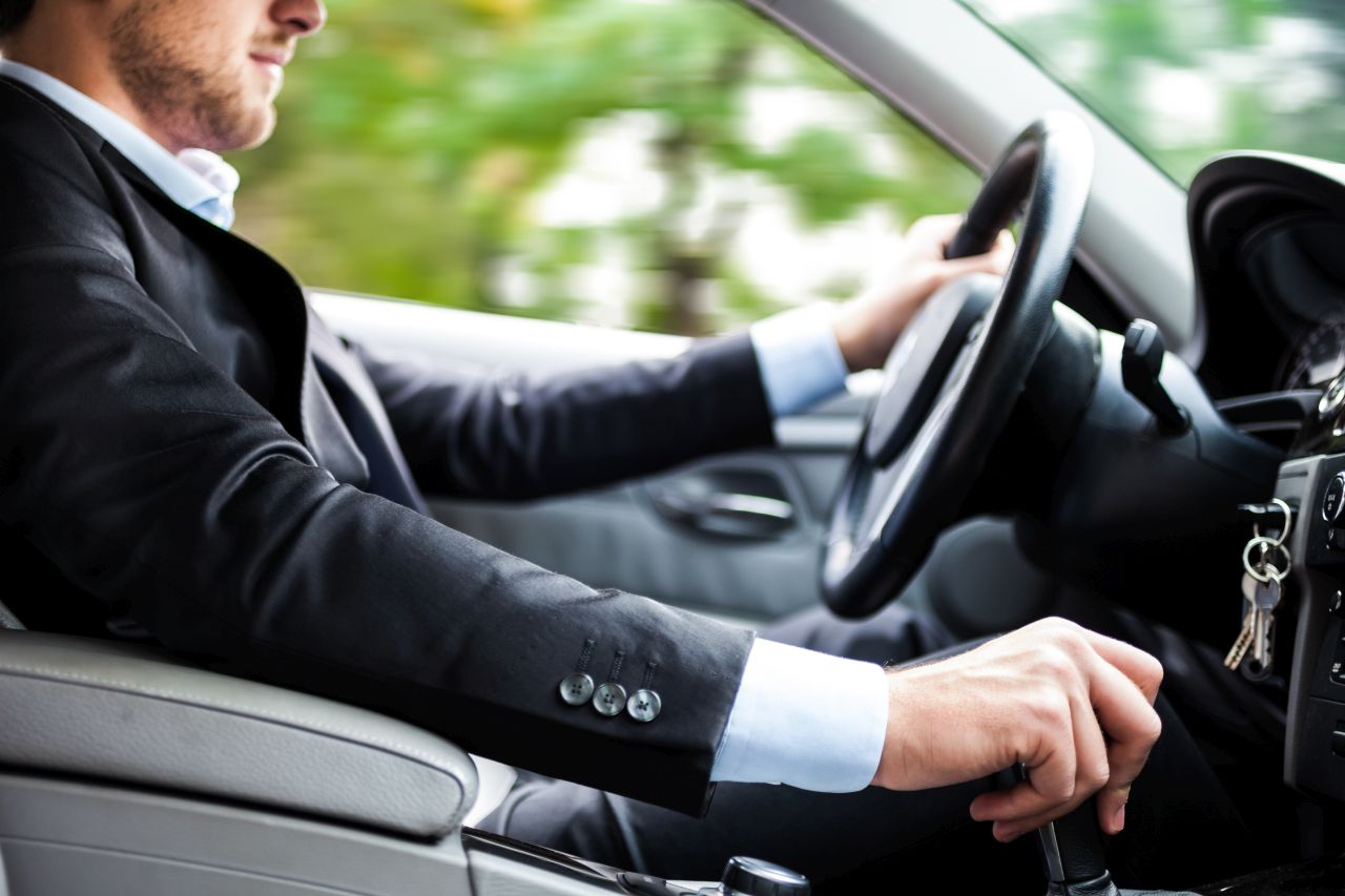 Wypożyczenie samochodu – czy wiek kierowcy jest istotny?
