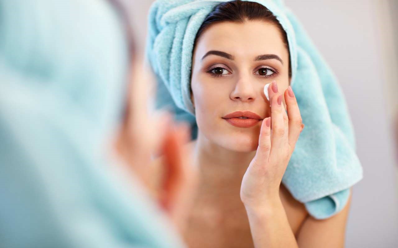 Jak dbać o skórę pod oczami?