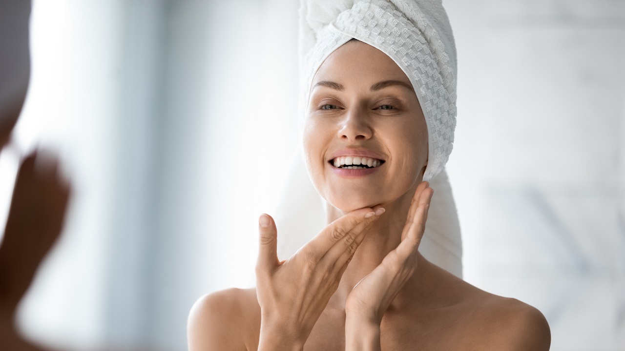 Odpowiednie oczyszczanie twarzy – niezbędne kosmetyki