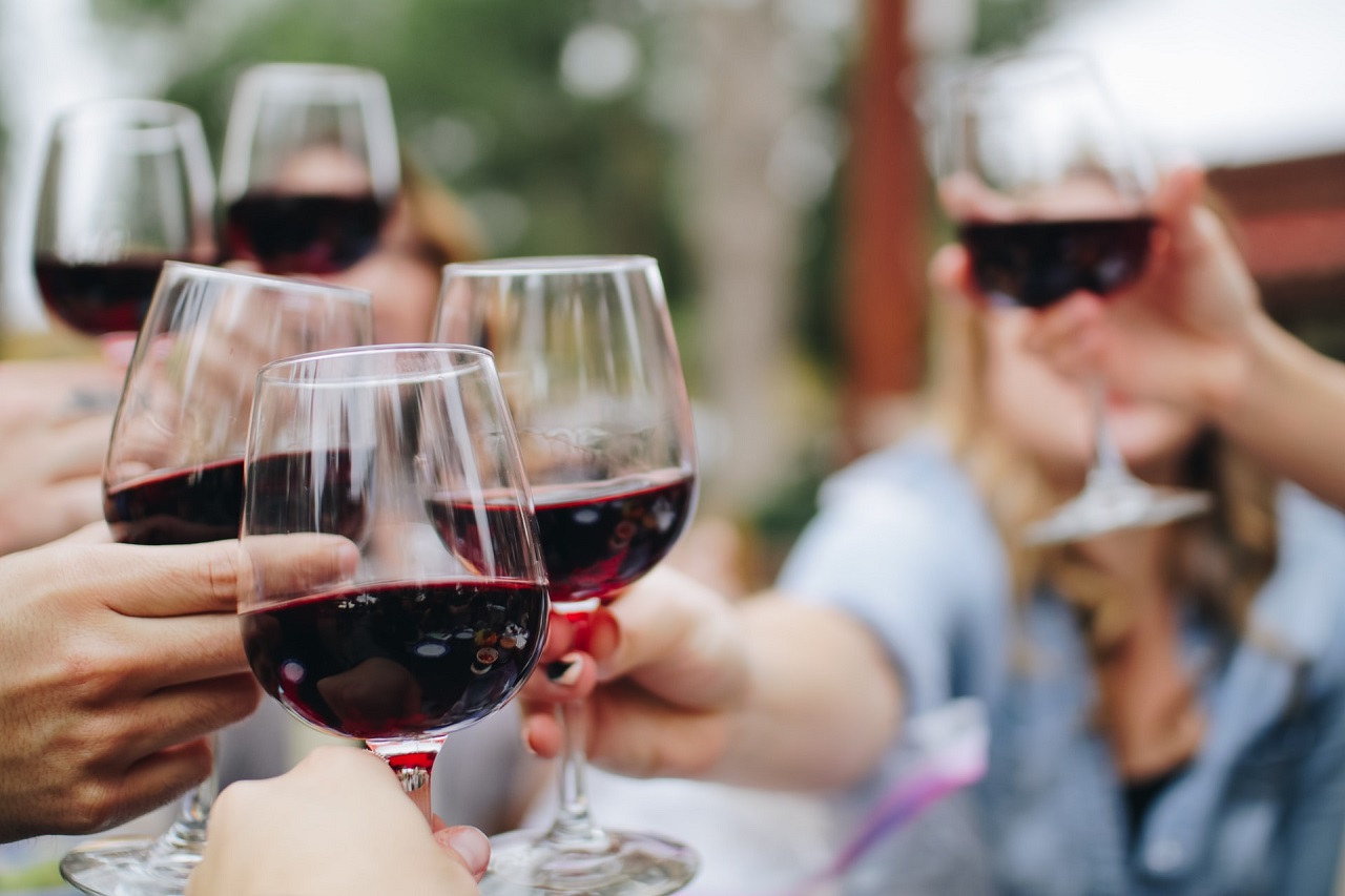 Oryginalny prezent dla miłośników wina – co takiego wybrać?