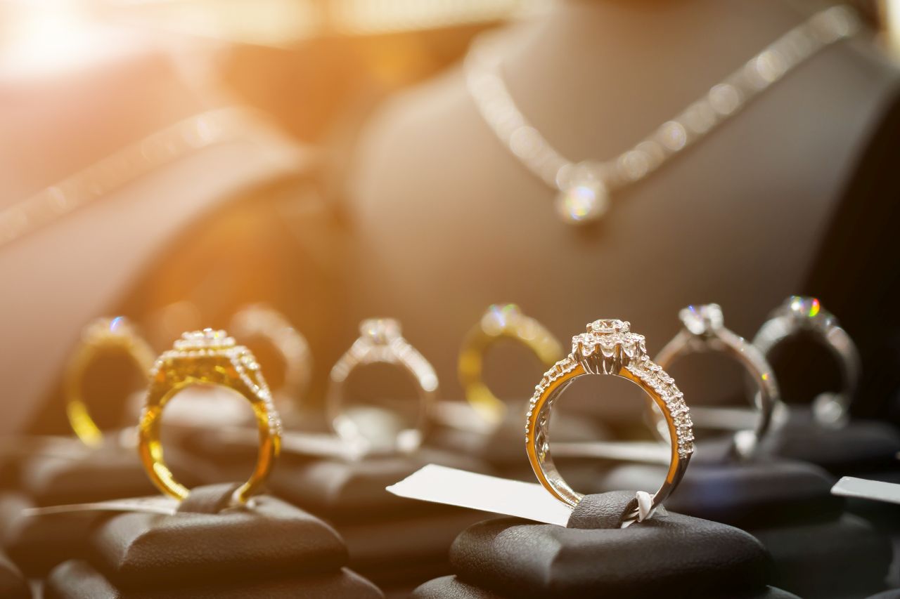 Jakie kamienie szlachetne wykorzystuje się do tworzenia biżuterii ślubnej?