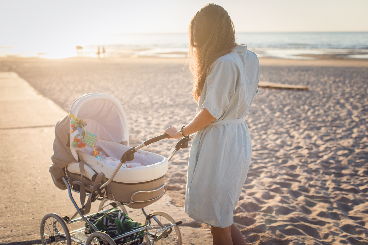Jak ubrać niemowlę na spacer – o czym powinniśmy pamiętać?