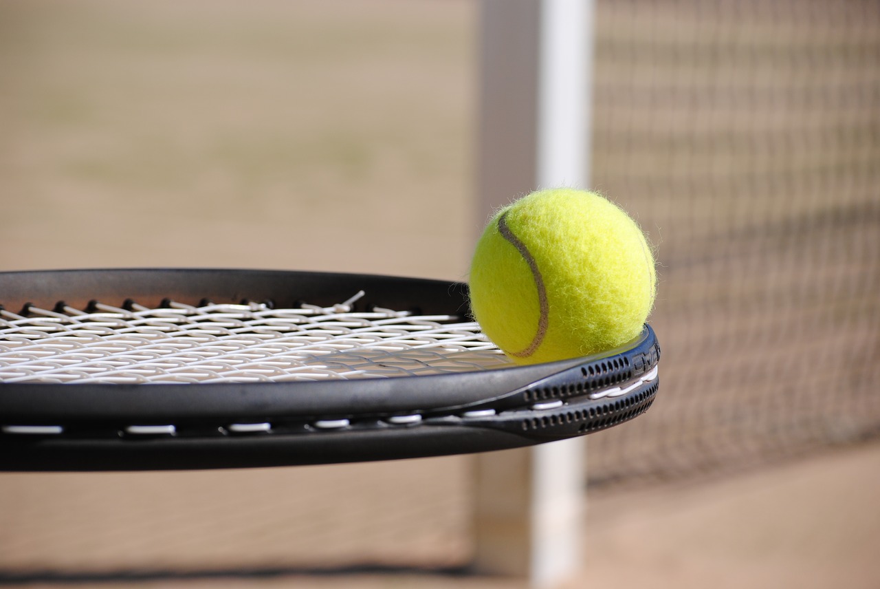Korty betonowe do tenisa – jak się je buduje?